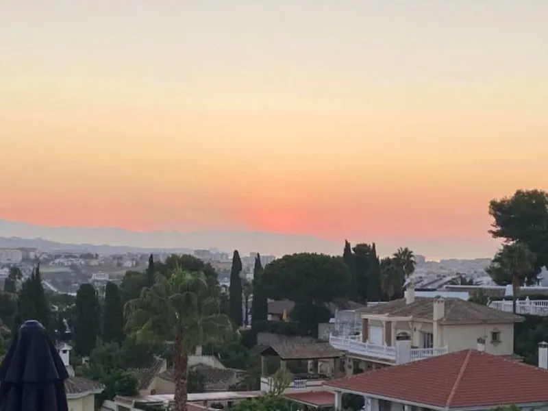 JUST ON THE MARKET. INCREDIBLE DETATCHED VILLA  WITH MODERN SKANDANAVIAN STYLE DESIGN. EXCLUSIVE  URBANISATION IN CERROS DE AGUILA. ONLY € 995,000. BARGAIN.