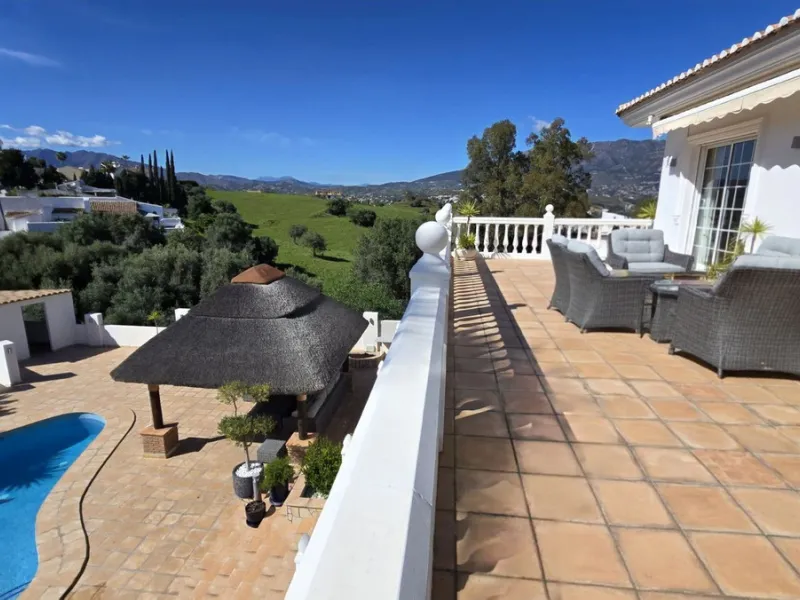 JUST ON THE MARKET. INCREDIBLE DETATCHED VILLA  WITH MODERN SKANDANAVIAN STYLE DESIGN. EXCLUSIVE  URBANISATION IN CERROS DE AGUILA. ONLY € 995,000. BARGAIN.