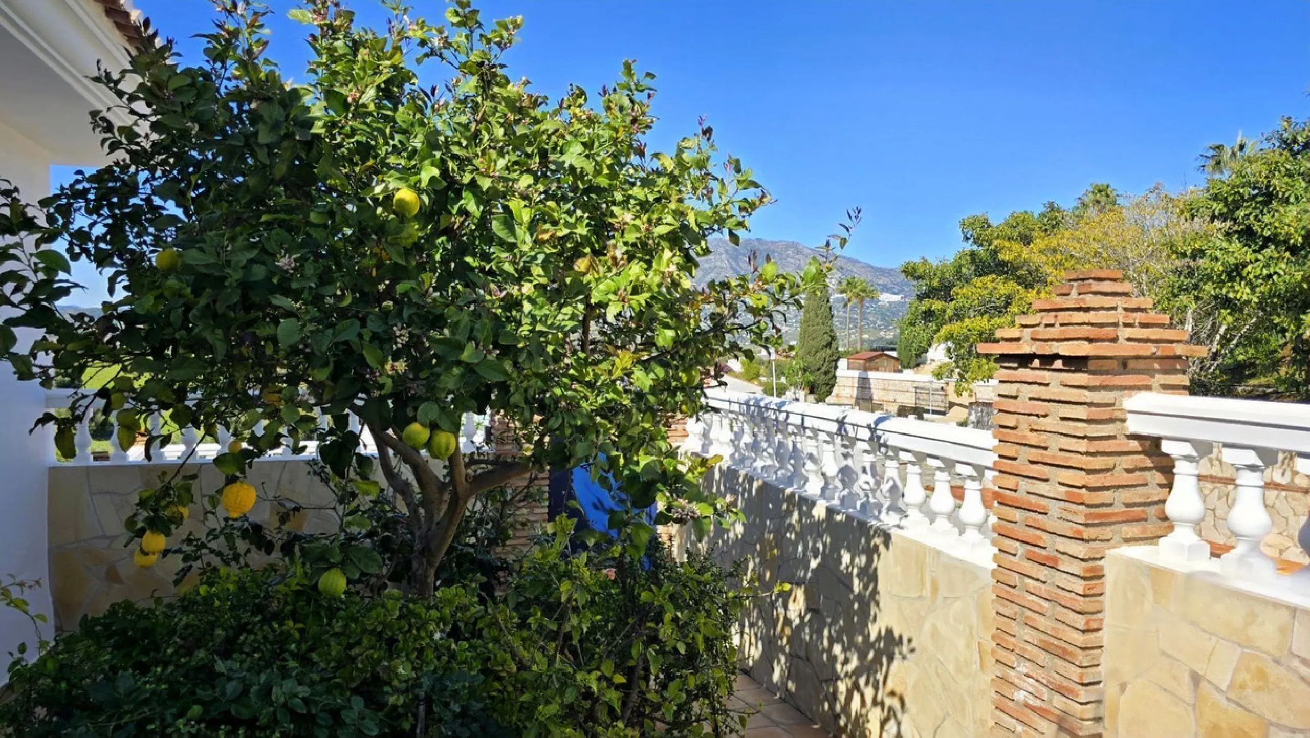 JUST ON THE MARKET. INCREDIBLE DETATCHED VILLA  WITH MODERN SKANDANAVIAN STYLE DESIGN. EXCLUSIVE  URBANISATION IN CERROS DE AGUILA. ONLY € 995,000. BARGAIN.