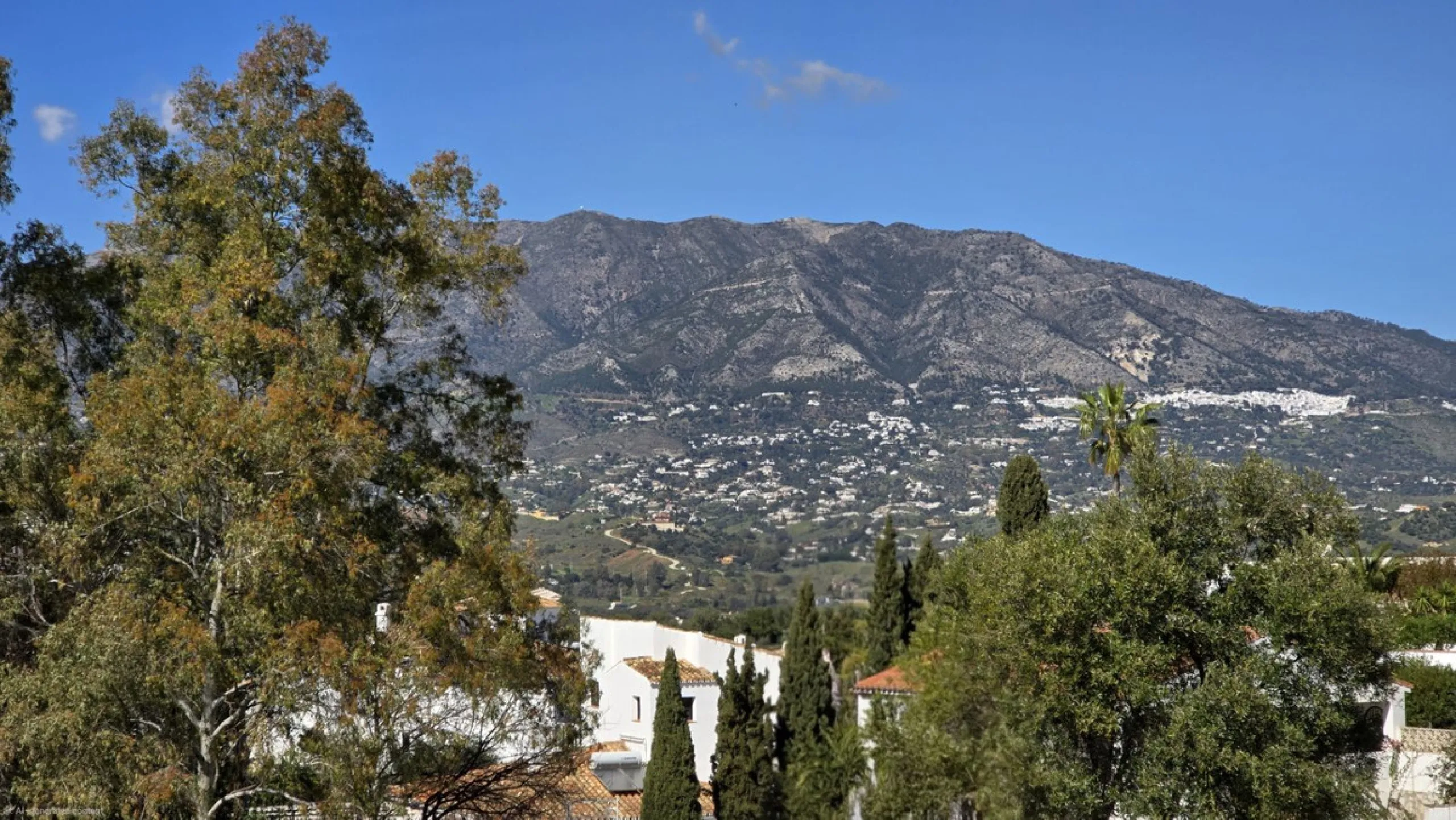 JUST ON THE MARKET. INCREDIBLE DETATCHED VILLA  WITH MODERN SKANDANAVIAN STYLE DESIGN. EXCLUSIVE  URBANISATION IN CERROS DE AGUILA. ONLY € 995,000. BARGAIN.