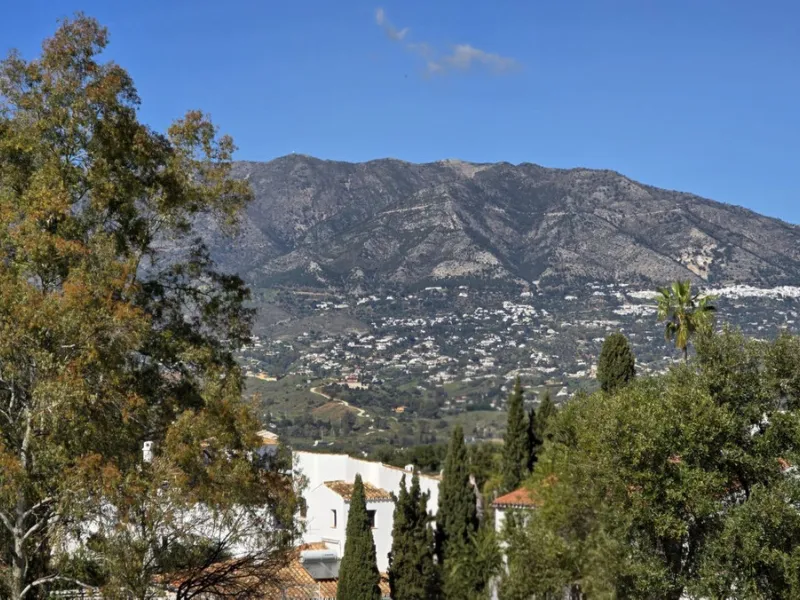 JUST ON THE MARKET. INCREDIBLE DETATCHED VILLA  WITH MODERN SKANDANAVIAN STYLE DESIGN. EXCLUSIVE  URBANISATION IN CERROS DE AGUILA. ONLY € 995,000. BARGAIN.