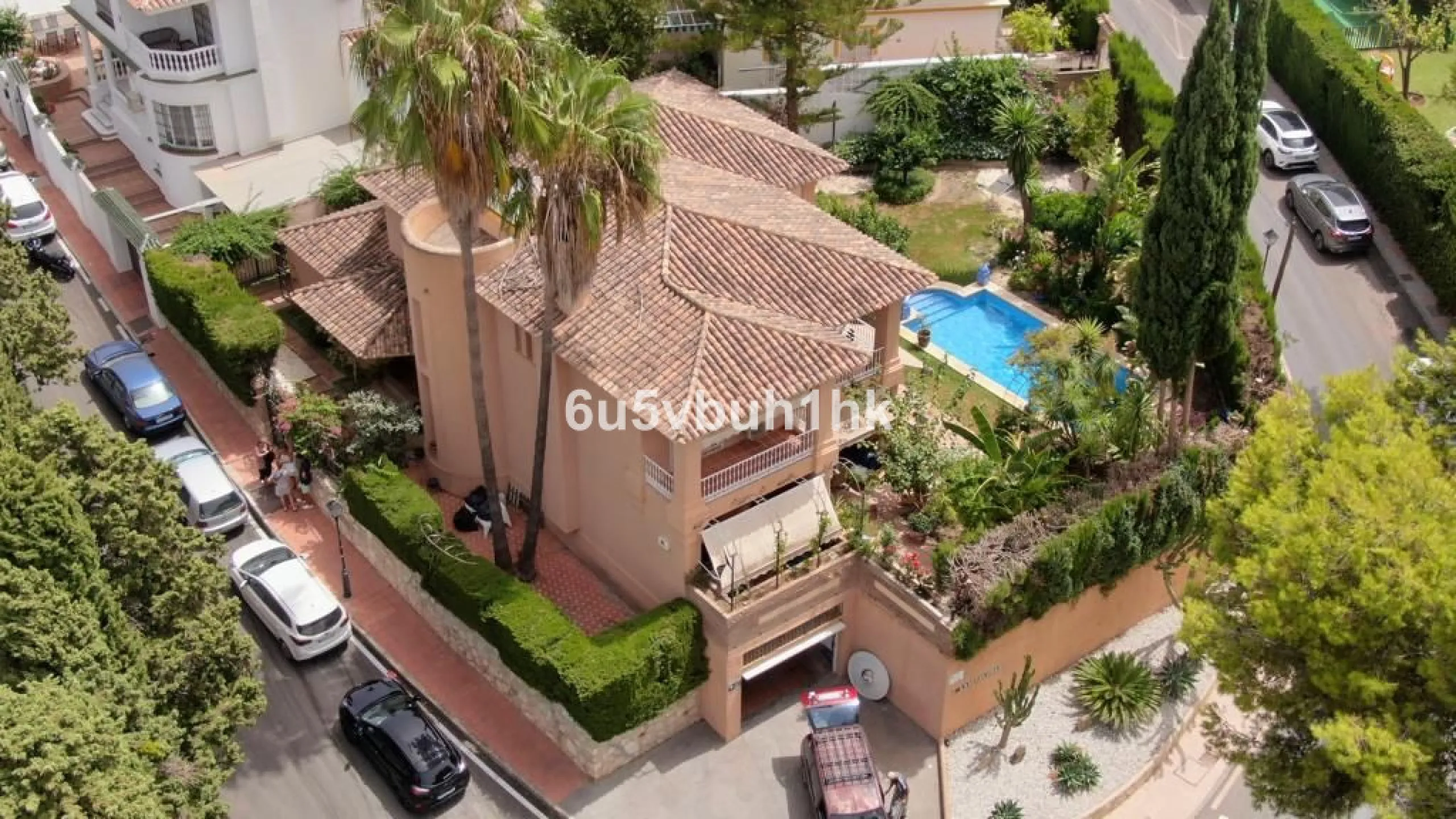 Luxury villa with an amazing tropical garden and a private pool, is a must see. This villa is completely modernized and for sale in El Coto, Fuengirola