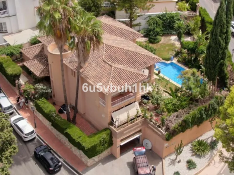 Luxury villa with an amazing tropical garden and a private pool, is a must see. This villa is completely modernized and for sale in El Coto, Fuengirola