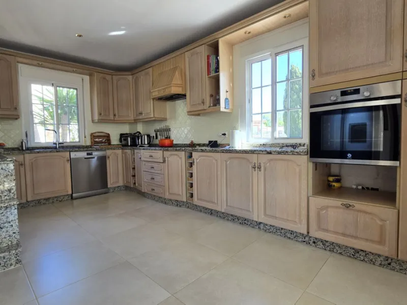 JUST ON THE MARKET. INCREDIBLE DETATCHED VILLA  WITH MODERN SKANDANAVIAN STYLE DESIGN. EXCLUSIVE  URBANISATION IN CERROS DE AGUILA. ONLY € 995,000. BARGAIN.