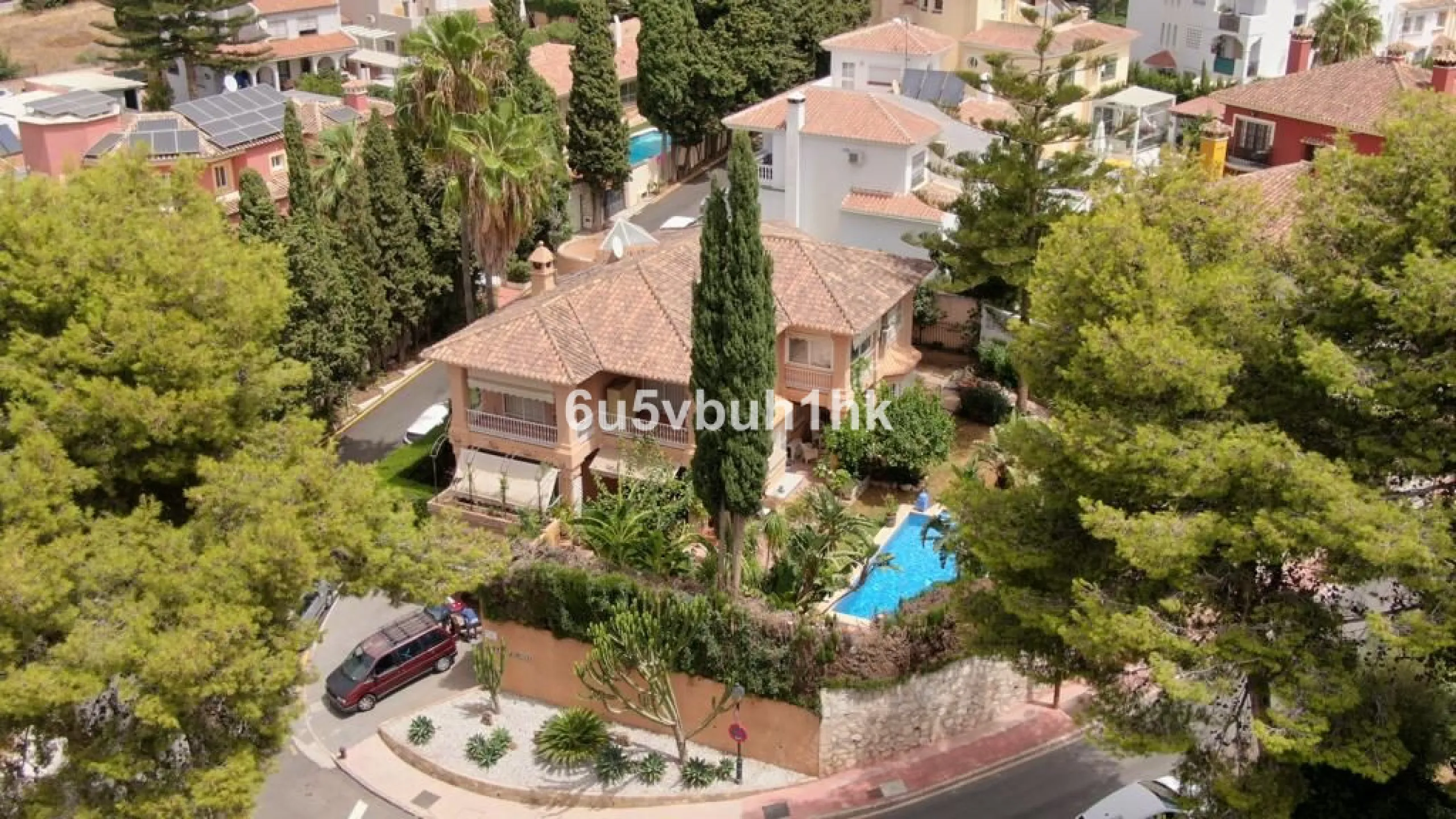 Luxury villa with an amazing tropical garden and a private pool, is a must see. This villa is completely modernized and for sale in El Coto, Fuengirola