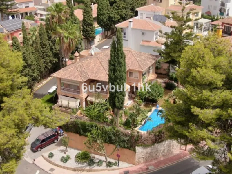 Luxury villa with an amazing tropical garden and a private pool, is a must see. This villa is completely modernized and for sale in El Coto, Fuengirola