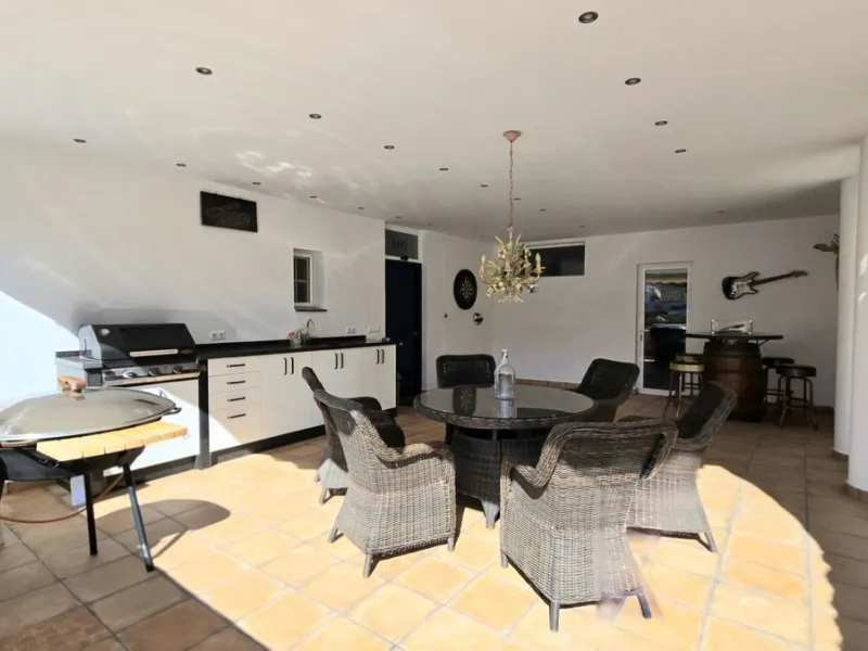 JUST ON THE MARKET. INCREDIBLE DETATCHED VILLA  WITH MODERN SKANDANAVIAN STYLE DESIGN. EXCLUSIVE  URBANISATION IN CERROS DE AGUILA. ONLY € 995,000. BARGAIN.