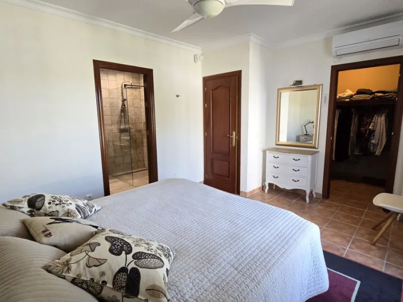 JUST ON THE MARKET. INCREDIBLE DETATCHED VILLA  WITH MODERN SKANDANAVIAN STYLE DESIGN. EXCLUSIVE  URBANISATION IN CERROS DE AGUILA. ONLY € 995,000. BARGAIN.
