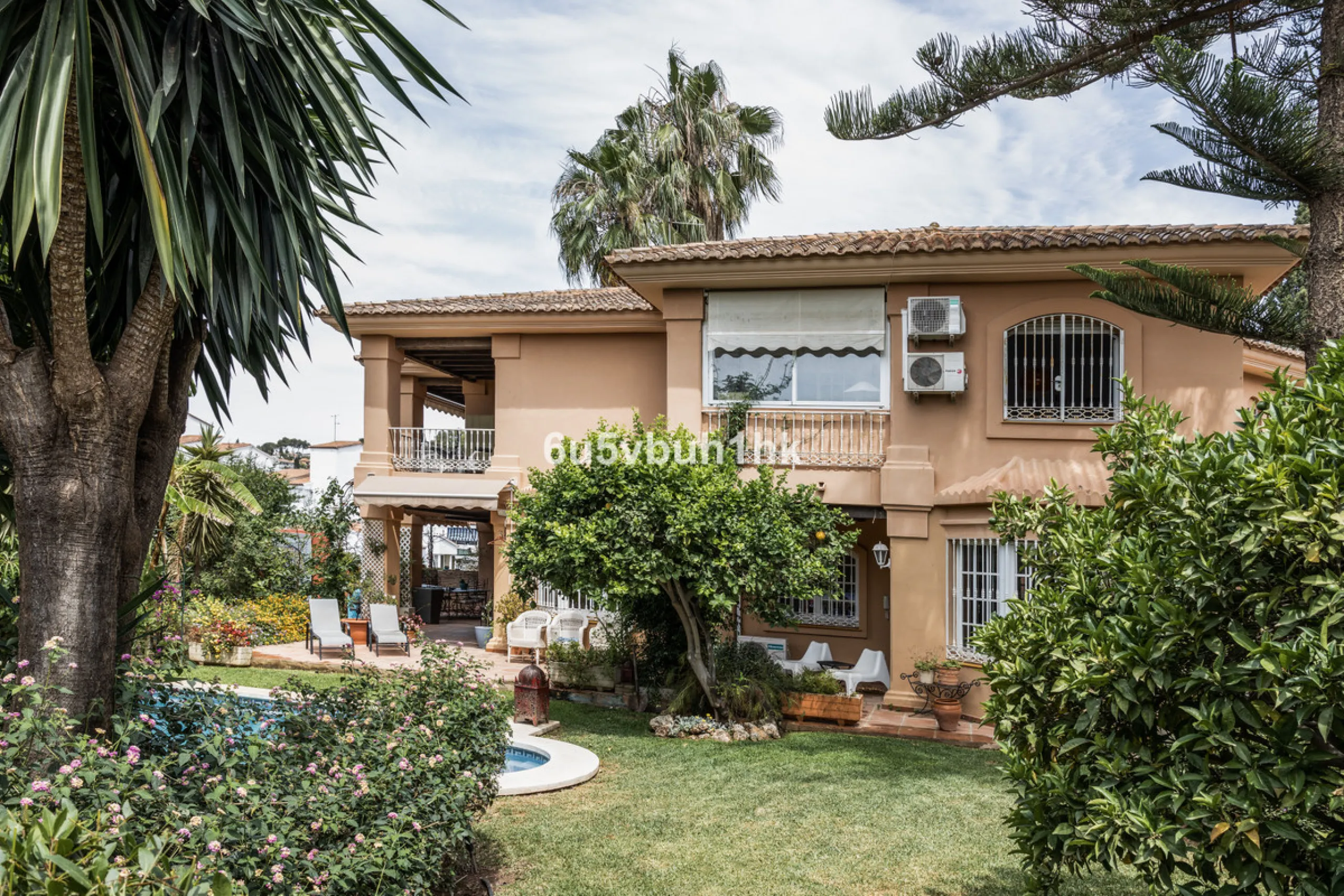 Luxury villa with an amazing tropical garden and a private pool, is a must see. This villa is completely modernized and for sale in El Coto, Fuengirola