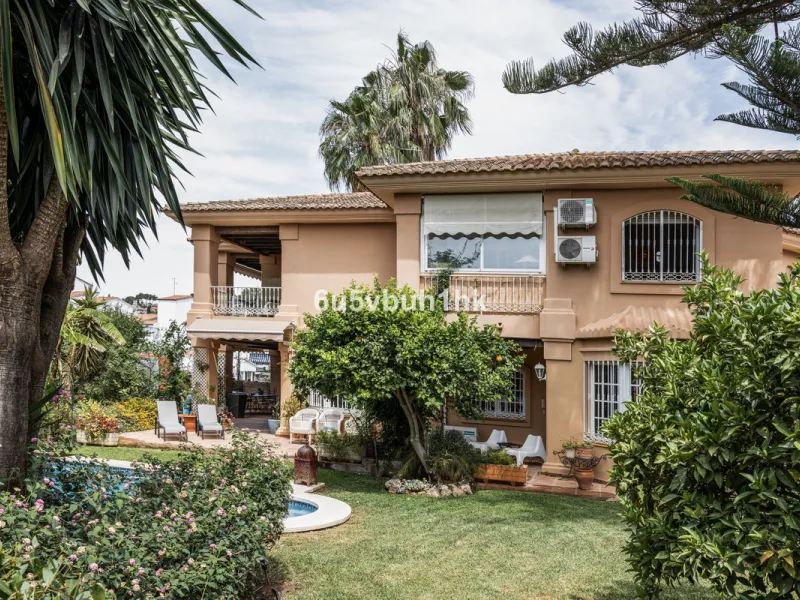 Luxury villa with an amazing tropical garden and a private pool, is a must see. This villa is completely modernized and for sale in El Coto, Fuengirola