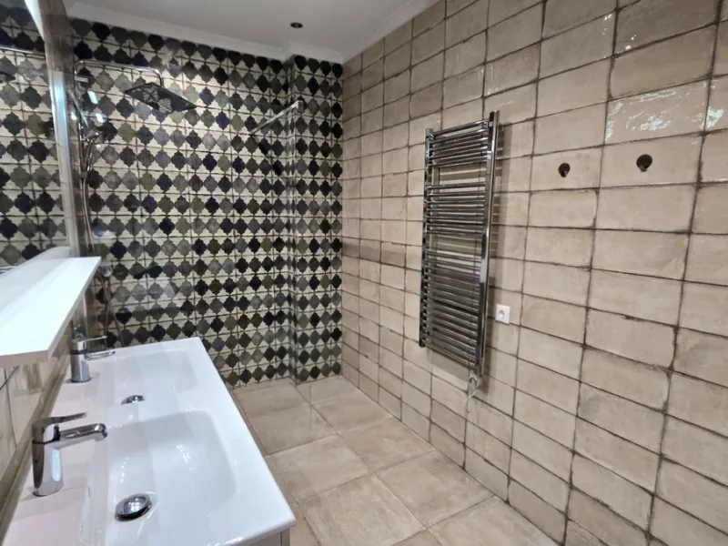 JUST ON THE MARKET. INCREDIBLE DETATCHED VILLA  WITH MODERN SKANDANAVIAN STYLE DESIGN. EXCLUSIVE  URBANISATION IN CERROS DE AGUILA. ONLY € 995,000. BARGAIN.