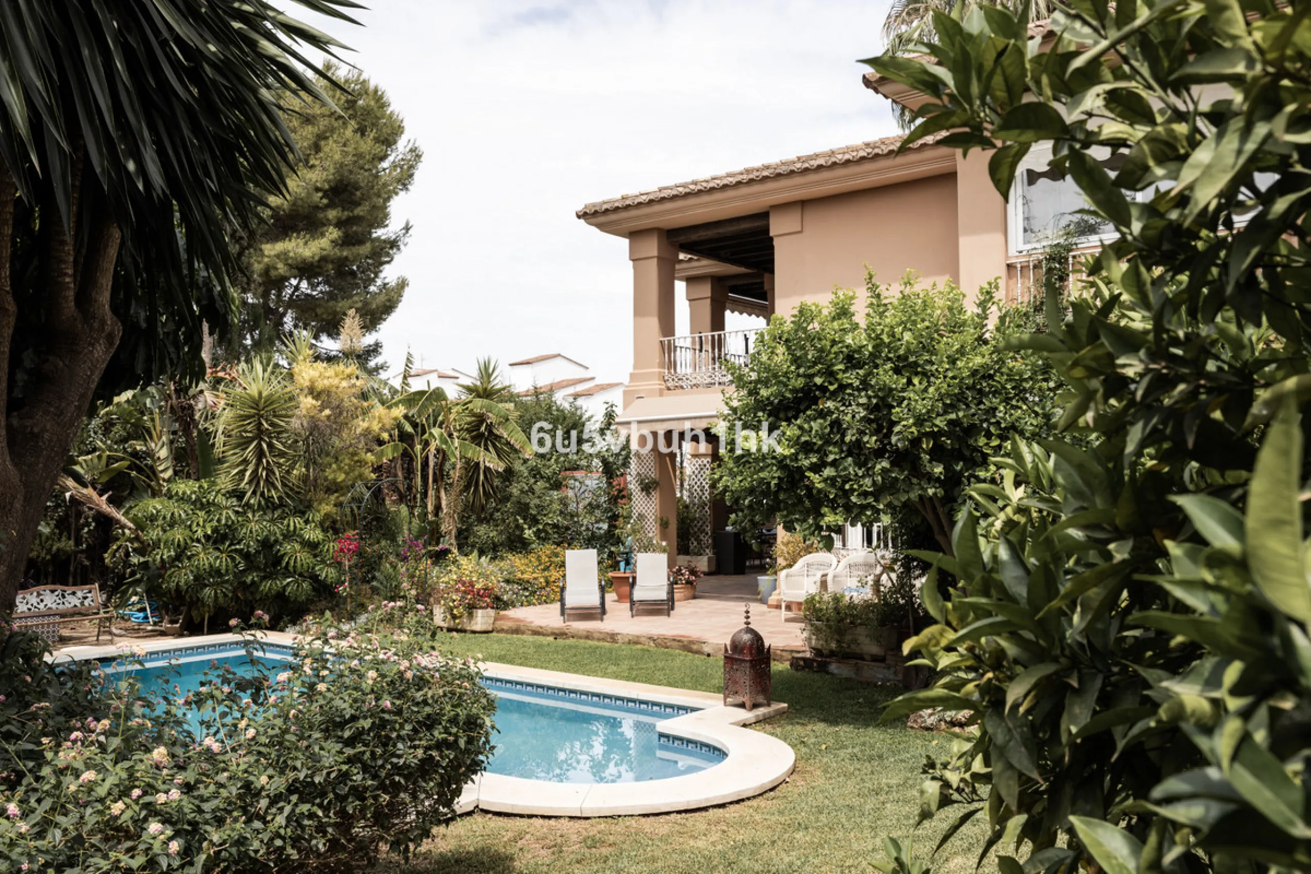 Luxury villa with an amazing tropical garden and a private pool, is a must see. This villa is completely modernized and for sale in El Coto, Fuengirola