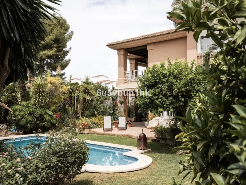 Luxury villa with an amazing tropical garden and a private pool, is a must see. This villa is completely modernized and for sale in El Coto, Fuengirola