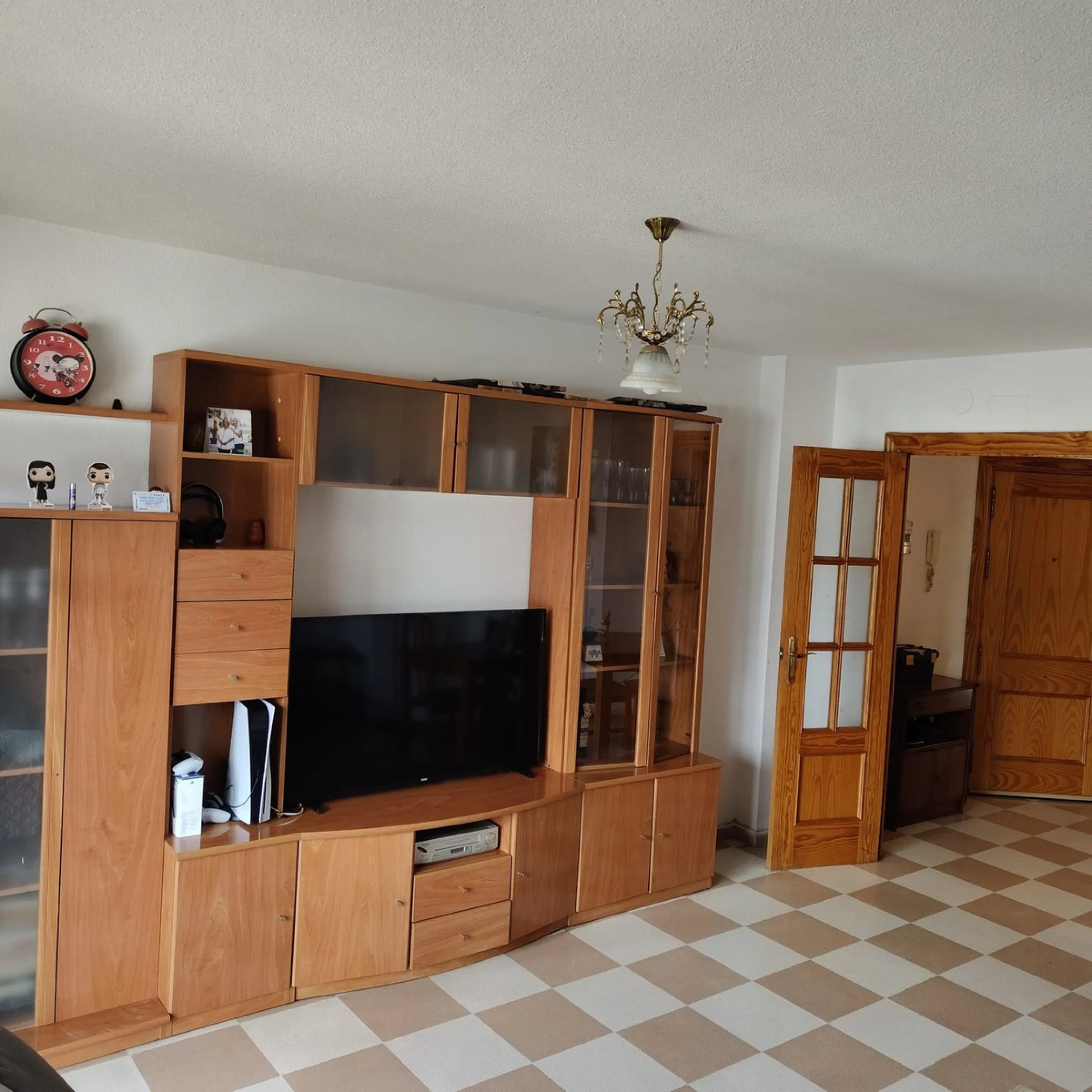 Fourth floor with stunning open views. 4 bedrooms. 2 bathrooms.