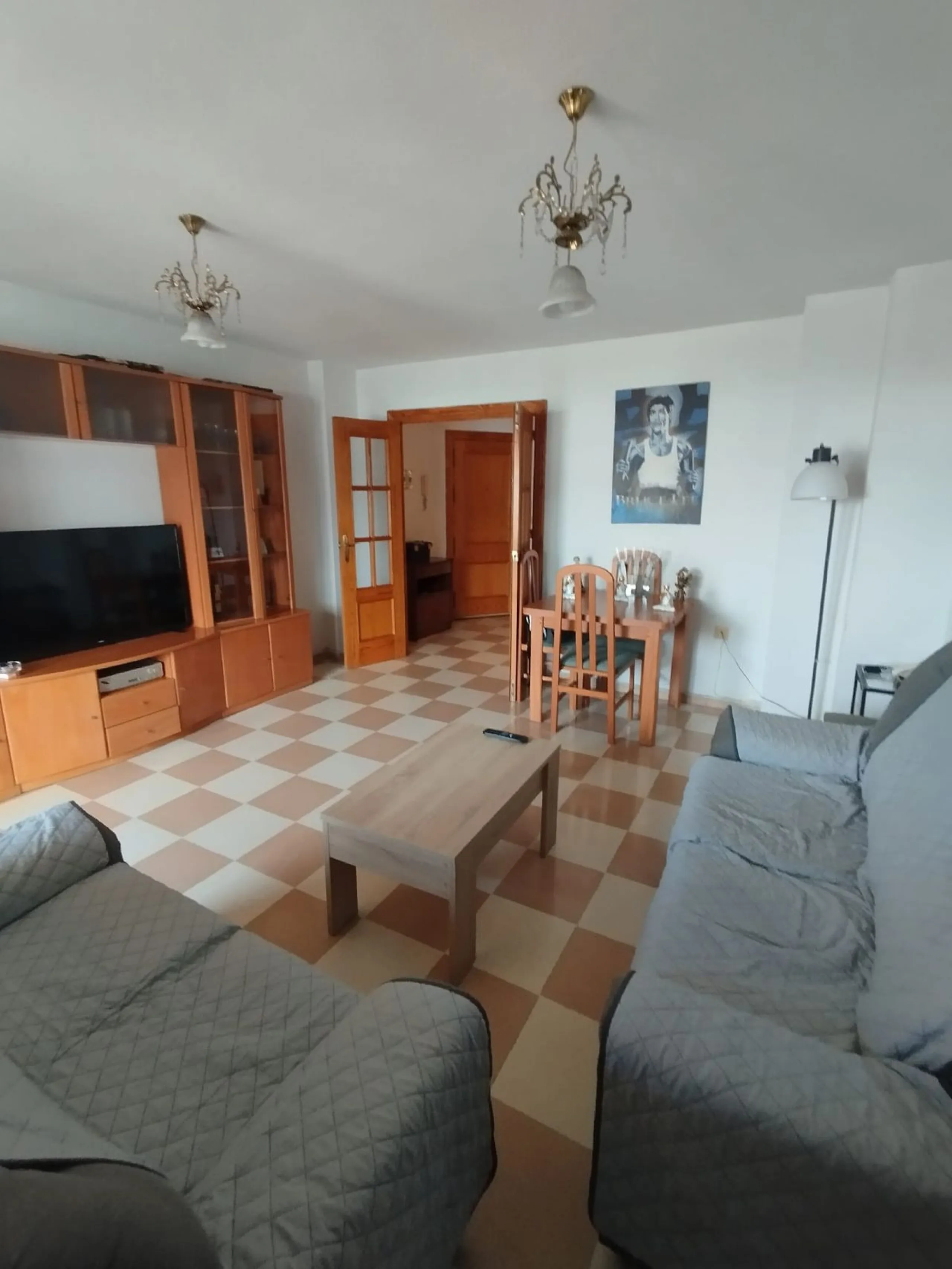 Fourth floor with stunning open views. 4 bedrooms. 2 bathrooms.