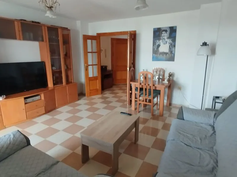 Fourth floor with stunning open views. 4 bedrooms. 2 bathrooms.