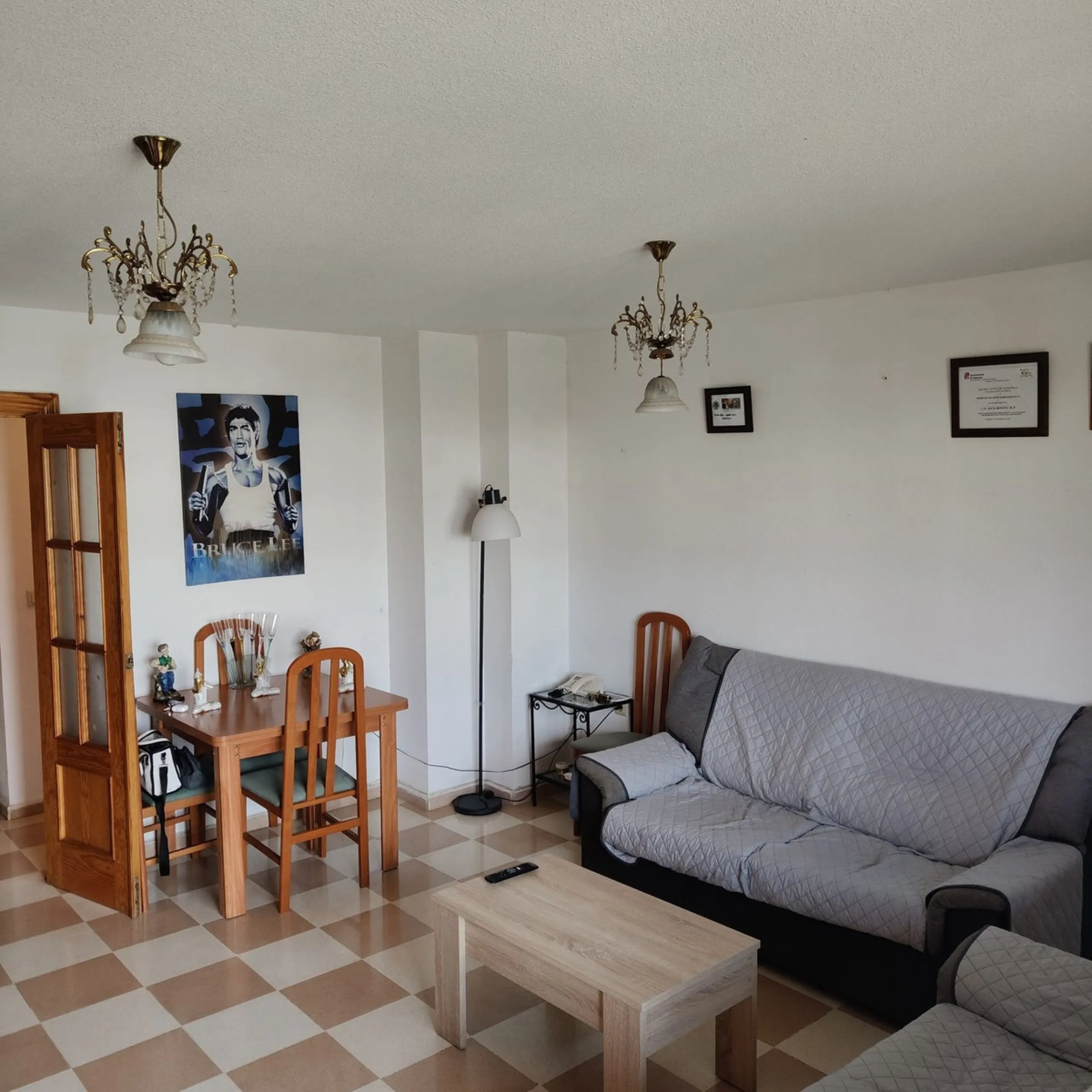 Fourth floor with stunning open views. 4 bedrooms. 2 bathrooms.