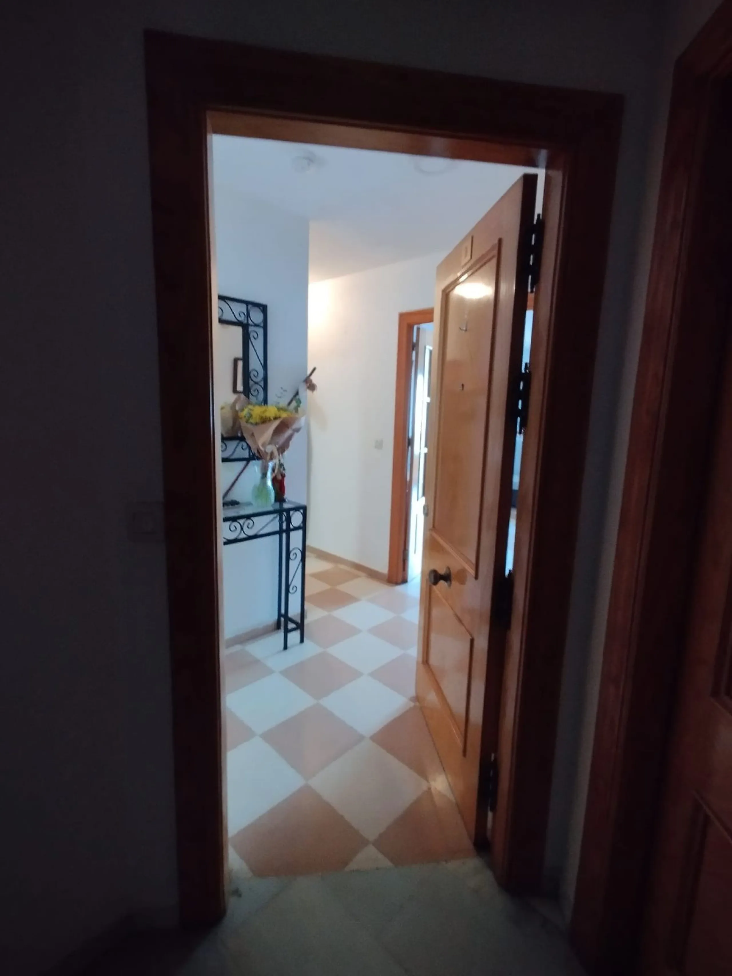 Fourth floor with stunning open views. 4 bedrooms. 2 bathrooms.