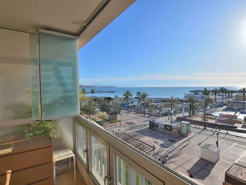 Live by the sea in Fuengirola – Apartment with great potential on the FRONT LINE OF THE BEACH