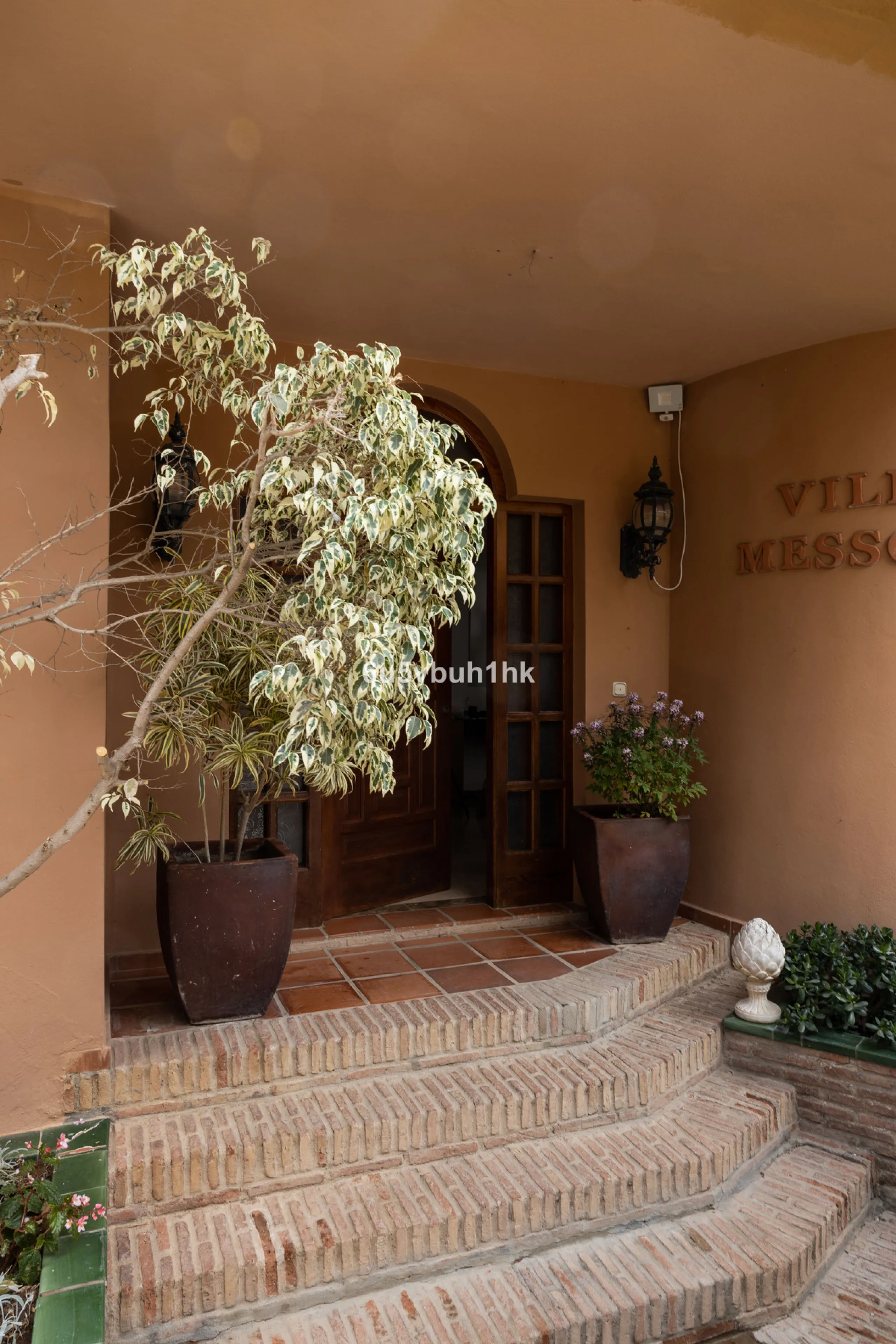 Luxury villa with an amazing tropical garden and a private pool, is a must see. This villa is completely modernized and for sale in El Coto, Fuengirola