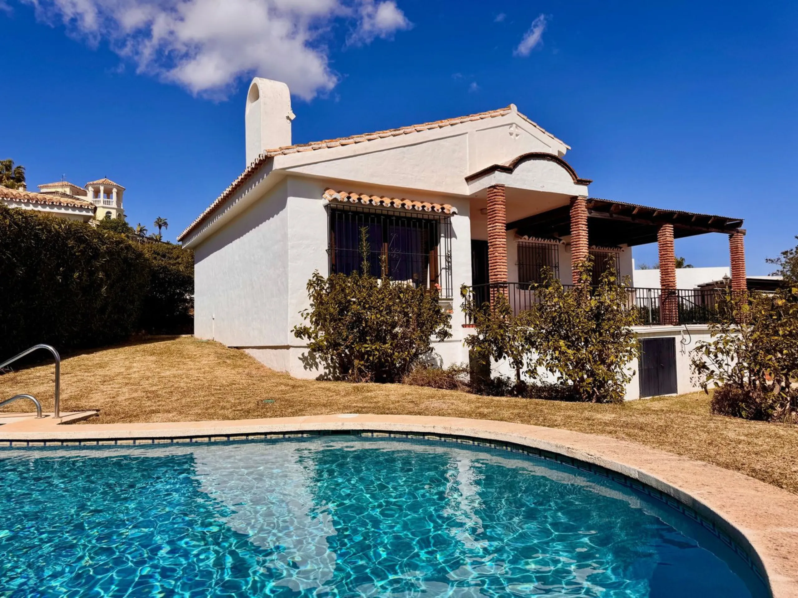 Rare Single-Level Villa with Sea Views in Prime Calahonda Location.