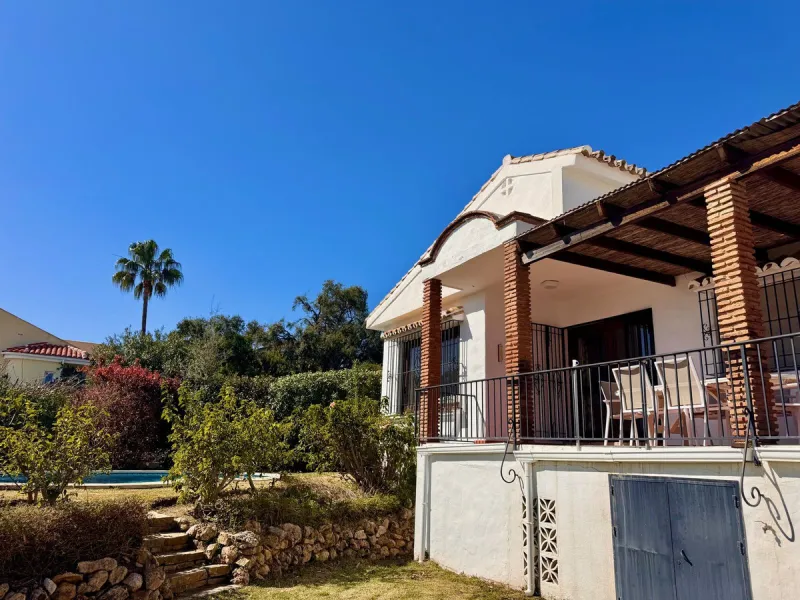 Rare Single-Level Villa with Sea Views in Prime Calahonda Location.