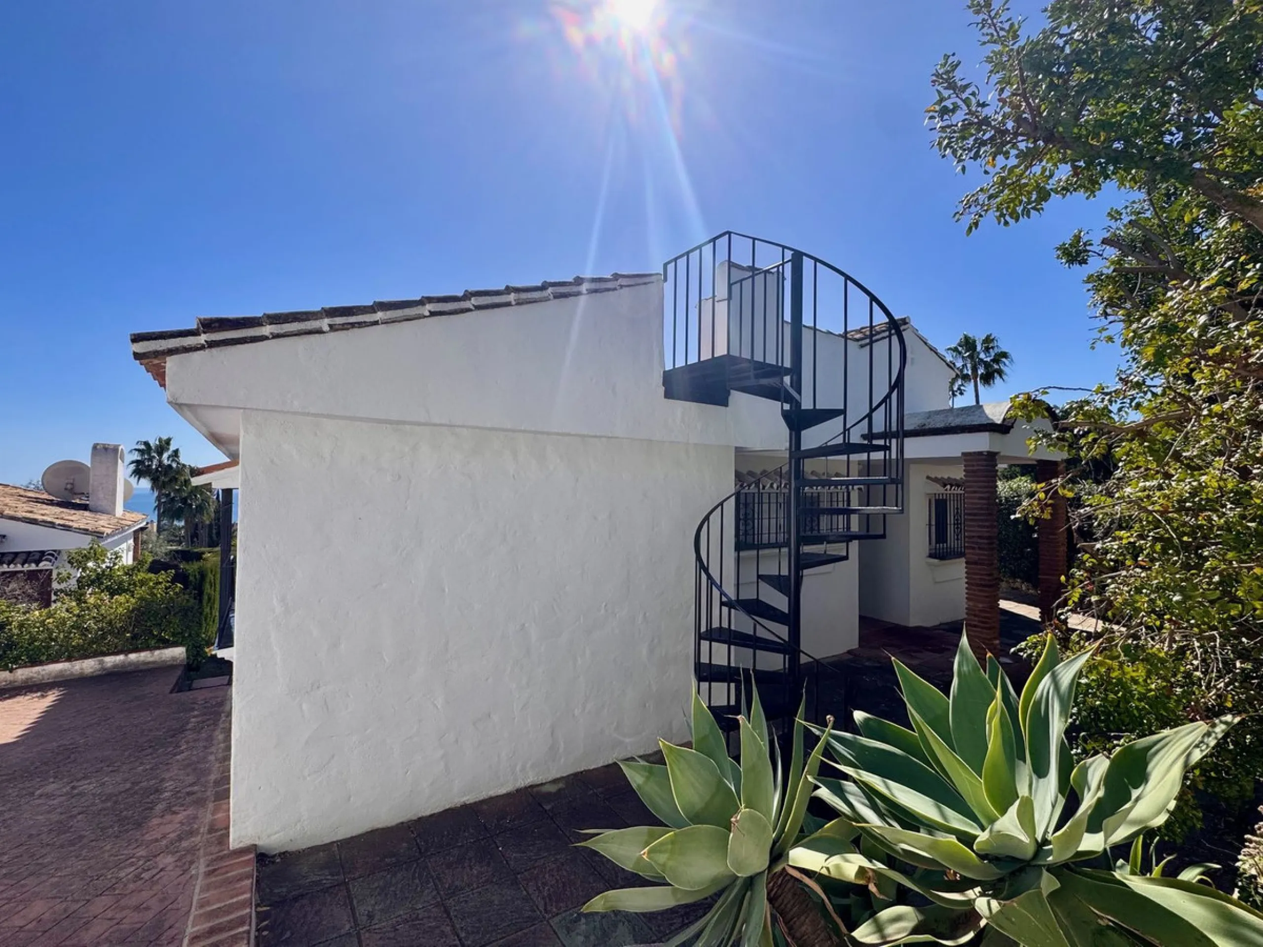 Rare Single-Level Villa with Sea Views in Prime Calahonda Location.
