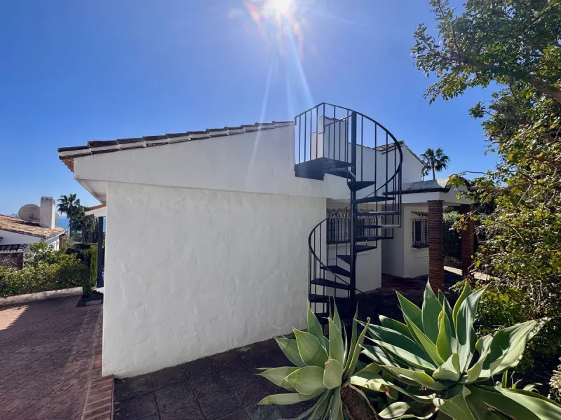 Rare Single-Level Villa with Sea Views in Prime Calahonda Location.