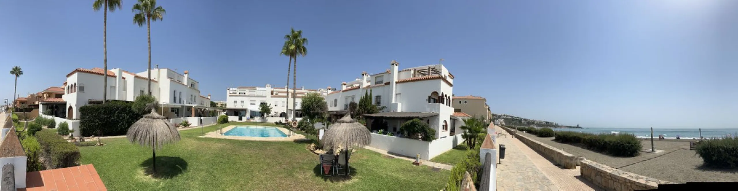 *** Charming beachside townhouse in Marina de Casares - Just a Minute Walk to the Beach! *** 4 bedrooms, 3 bathrooms and a guest toilet *** Private garden *** Fully-fitted kitchen *** Excellent condition *** Outdoor private parking *** Gated complex with 