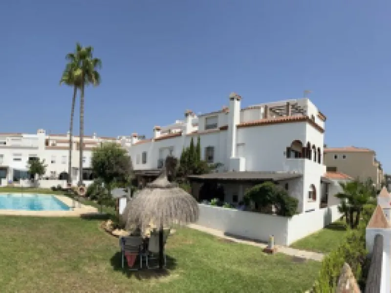 *** Charming beachside townhouse in Marina de Casares - Just a Minute Walk to the Beach! *** 4 bedrooms, 3 bathrooms and a guest toilet *** Private garden *** Fully-fitted kitchen *** Excellent condition *** Outdoor private parking *** Gated complex with 