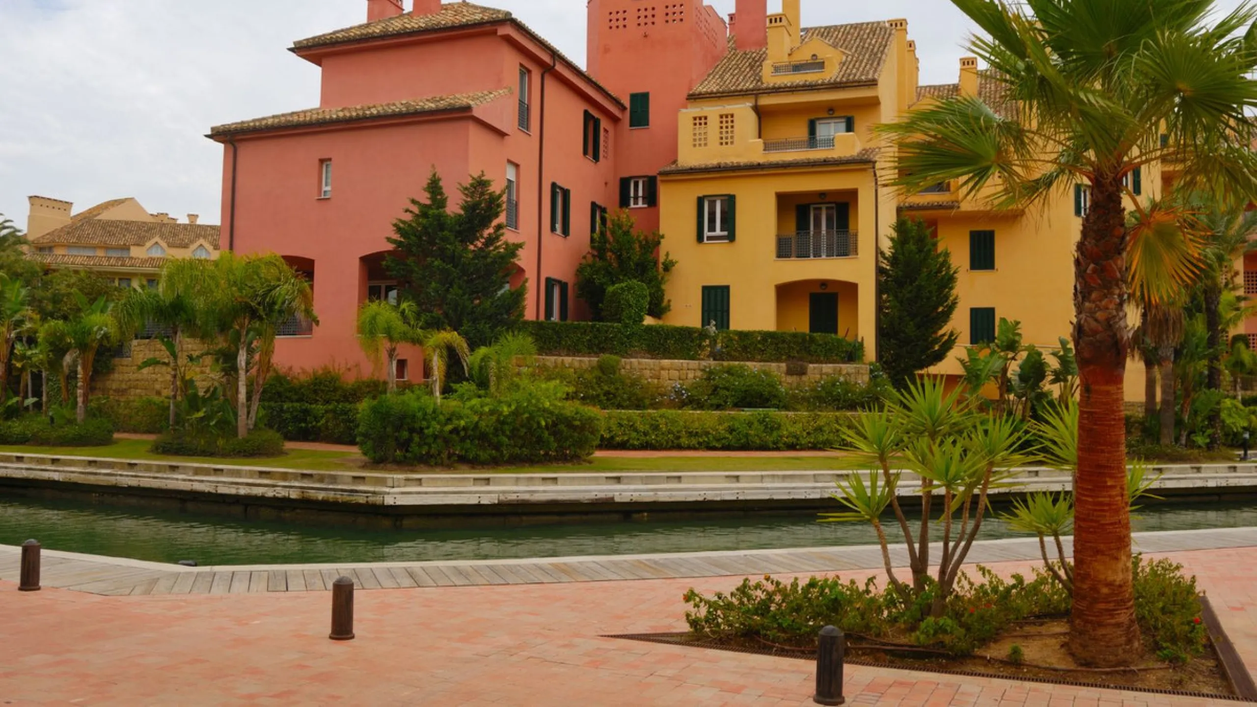 *** Charming beachside townhouse in Marina de Casares - Just a Minute Walk to the Beach! *** 4 bedrooms, 3 bathrooms and a guest toilet *** Private garden *** Fully-fitted kitchen *** Excellent condition *** Outdoor private parking *** Gated complex with 