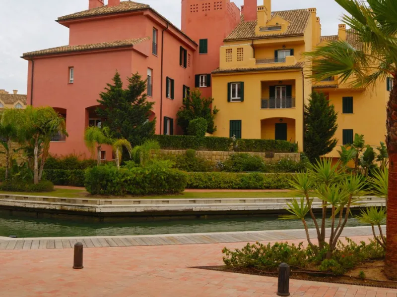 *** Charming beachside townhouse in Marina de Casares - Just a Minute Walk to the Beach! *** 4 bedrooms, 3 bathrooms and a guest toilet *** Private garden *** Fully-fitted kitchen *** Excellent condition *** Outdoor private parking *** Gated complex with 