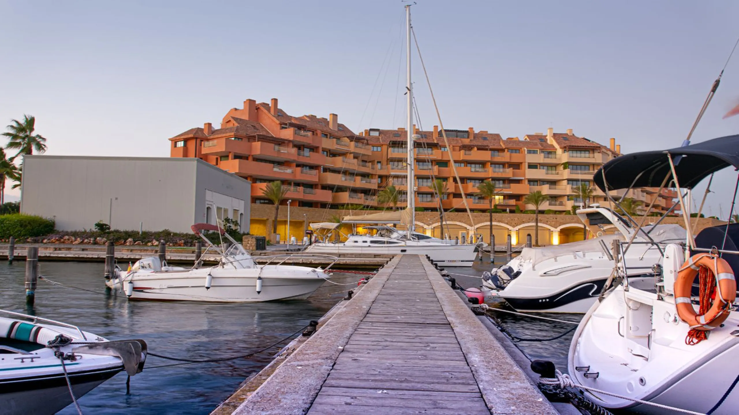 *** Charming beachside townhouse in Marina de Casares - Just a Minute Walk to the Beach! *** 4 bedrooms, 3 bathrooms and a guest toilet *** Private garden *** Fully-fitted kitchen *** Excellent condition *** Outdoor private parking *** Gated complex with 