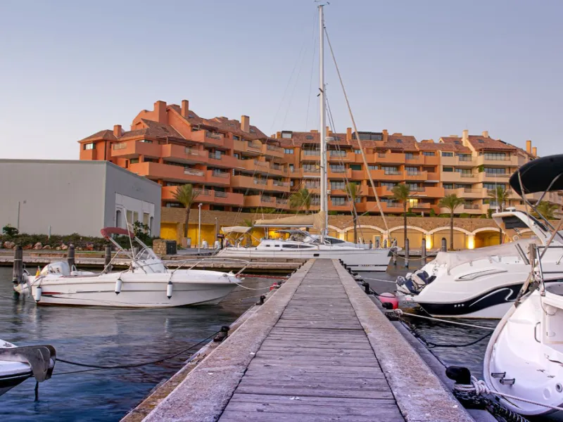 *** Charming beachside townhouse in Marina de Casares - Just a Minute Walk to the Beach! *** 4 bedrooms, 3 bathrooms and a guest toilet *** Private garden *** Fully-fitted kitchen *** Excellent condition *** Outdoor private parking *** Gated complex with 