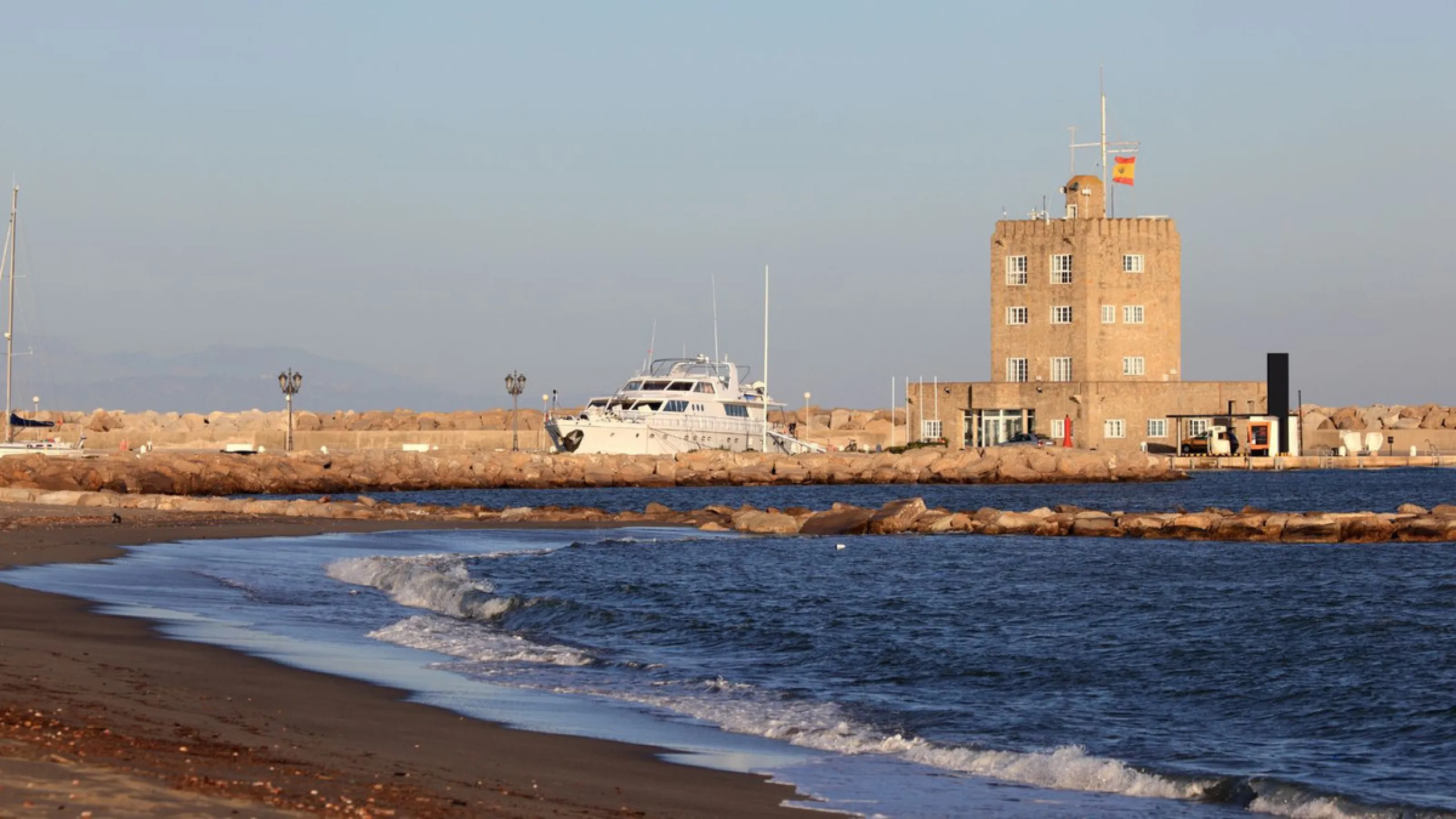 *** Charming beachside townhouse in Marina de Casares - Just a Minute Walk to the Beach! *** 4 bedrooms, 3 bathrooms and a guest toilet *** Private garden *** Fully-fitted kitchen *** Excellent condition *** Outdoor private parking *** Gated complex with 