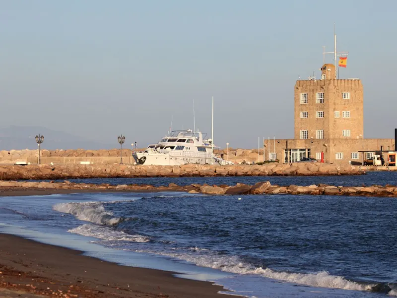*** Charming beachside townhouse in Marina de Casares - Just a Minute Walk to the Beach! *** 4 bedrooms, 3 bathrooms and a guest toilet *** Private garden *** Fully-fitted kitchen *** Excellent condition *** Outdoor private parking *** Gated complex with 