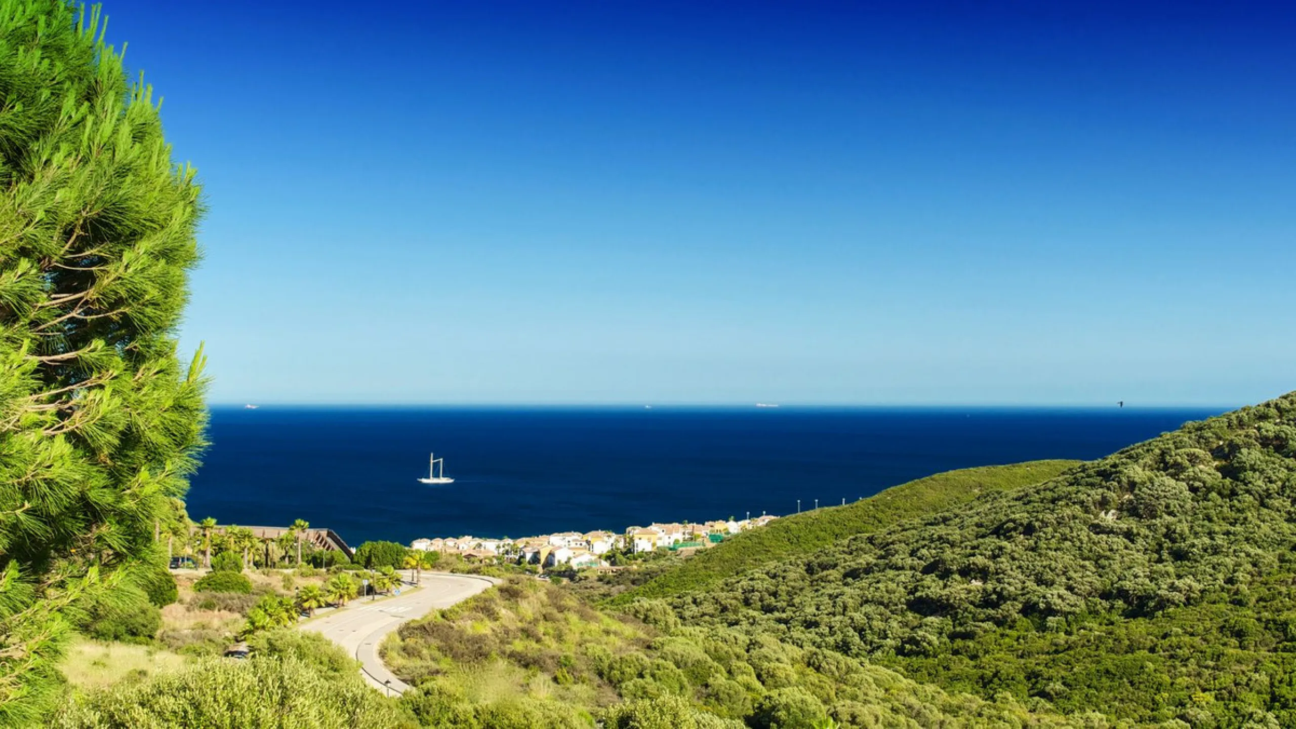 *** Charming beachside townhouse in Marina de Casares - Just a Minute Walk to the Beach! *** 4 bedrooms, 3 bathrooms and a guest toilet *** Private garden *** Fully-fitted kitchen *** Excellent condition *** Outdoor private parking *** Gated complex with 