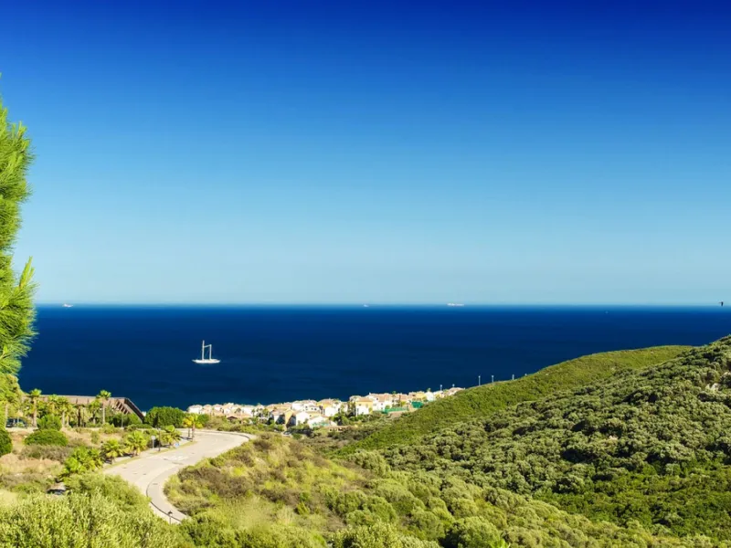 *** Charming beachside townhouse in Marina de Casares - Just a Minute Walk to the Beach! *** 4 bedrooms, 3 bathrooms and a guest toilet *** Private garden *** Fully-fitted kitchen *** Excellent condition *** Outdoor private parking *** Gated complex with 