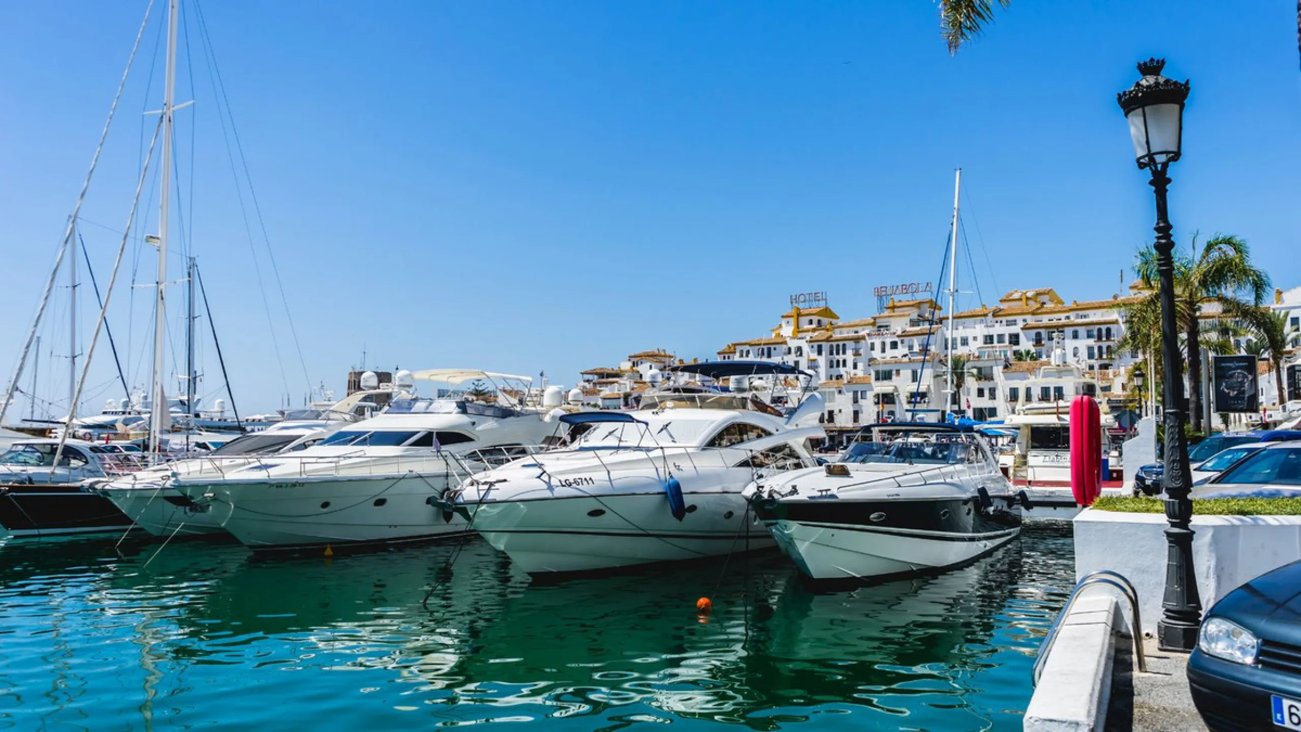 *** Charming beachside townhouse in Marina de Casares - Just a Minute Walk to the Beach! *** 4 bedrooms, 3 bathrooms and a guest toilet *** Private garden *** Fully-fitted kitchen *** Excellent condition *** Outdoor private parking *** Gated complex with 