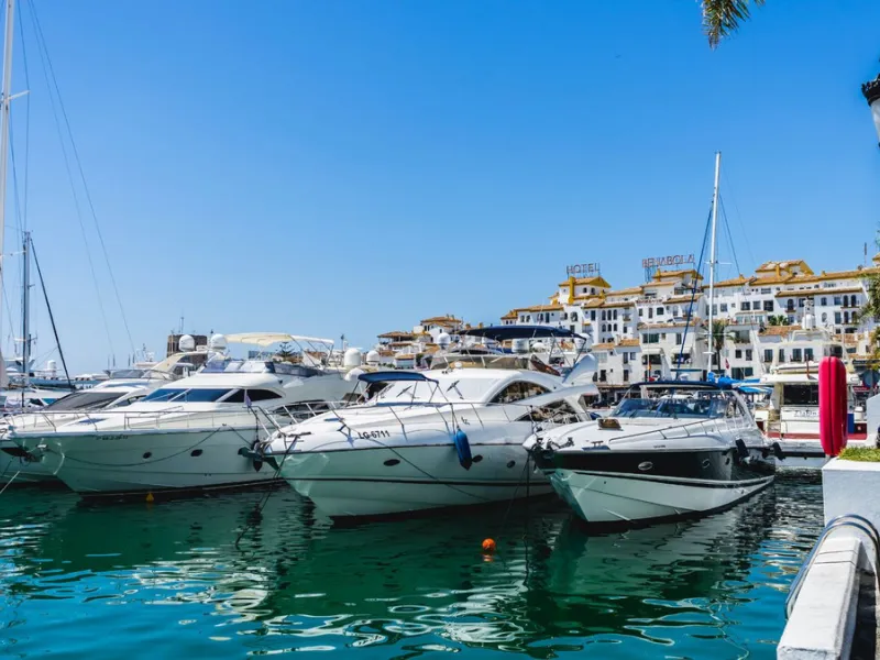 *** Charming beachside townhouse in Marina de Casares - Just a Minute Walk to the Beach! *** 4 bedrooms, 3 bathrooms and a guest toilet *** Private garden *** Fully-fitted kitchen *** Excellent condition *** Outdoor private parking *** Gated complex with 