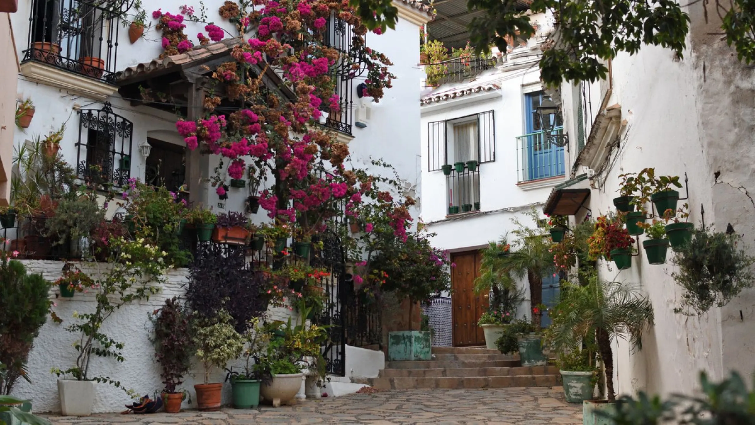 *** Charming beachside townhouse in Marina de Casares - Just a Minute Walk to the Beach! *** 4 bedrooms, 3 bathrooms and a guest toilet *** Private garden *** Fully-fitted kitchen *** Excellent condition *** Outdoor private parking *** Gated complex with 