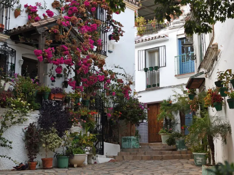 *** Charming beachside townhouse in Marina de Casares - Just a Minute Walk to the Beach! *** 4 bedrooms, 3 bathrooms and a guest toilet *** Private garden *** Fully-fitted kitchen *** Excellent condition *** Outdoor private parking *** Gated complex with 