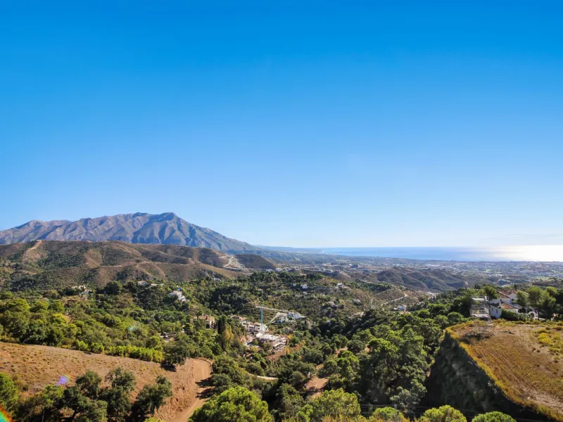 *** Charming beachside townhouse in Marina de Casares - Just a Minute Walk to the Beach! *** 4 bedrooms, 3 bathrooms and a guest toilet *** Private garden *** Fully-fitted kitchen *** Excellent condition *** Outdoor private parking *** Gated complex with 