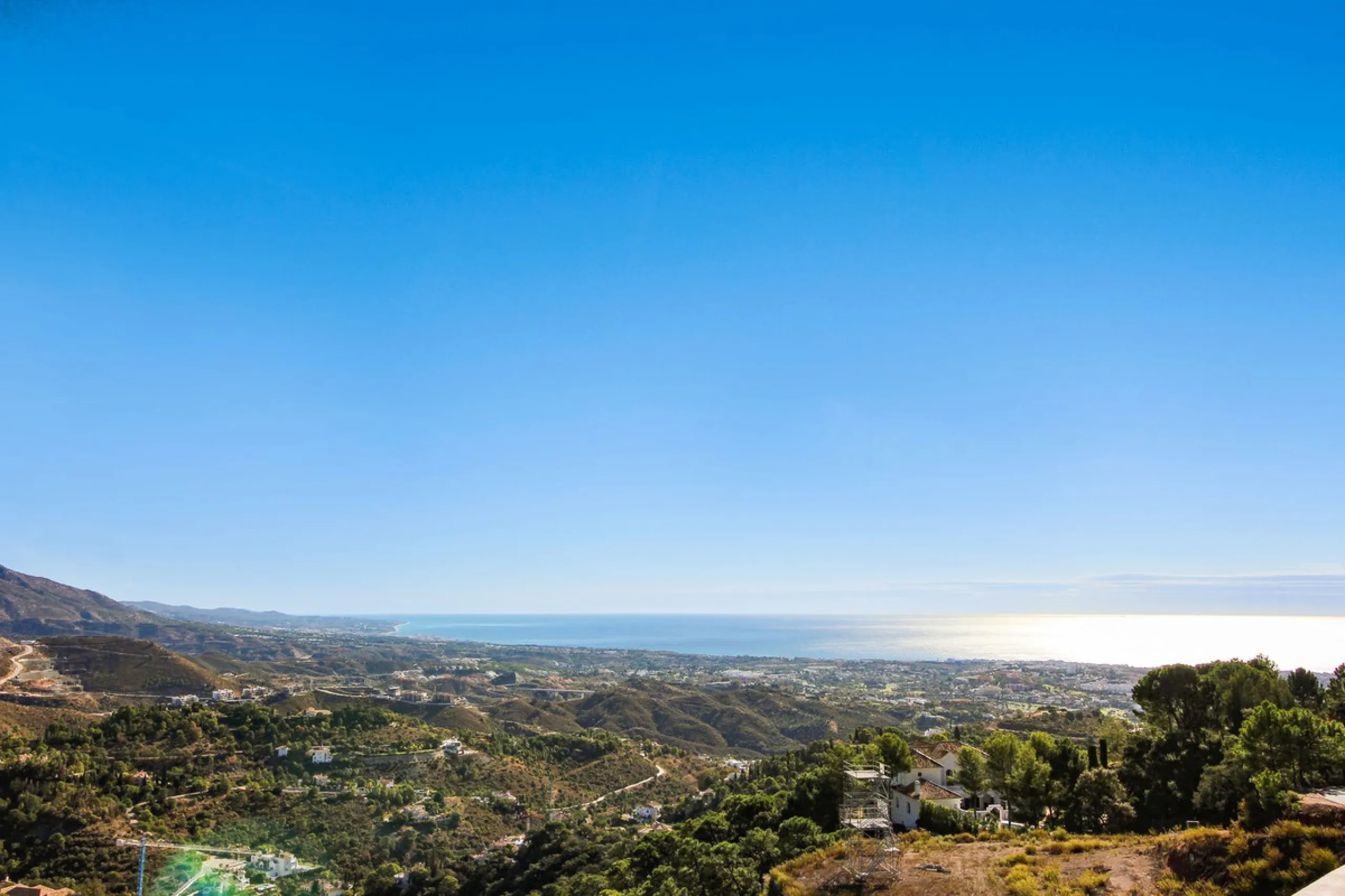 *** Charming beachside townhouse in Marina de Casares - Just a Minute Walk to the Beach! *** 4 bedrooms, 3 bathrooms and a guest toilet *** Private garden *** Fully-fitted kitchen *** Excellent condition *** Outdoor private parking *** Gated complex with 
