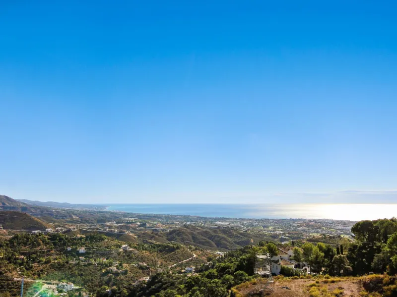 *** Charming beachside townhouse in Marina de Casares - Just a Minute Walk to the Beach! *** 4 bedrooms, 3 bathrooms and a guest toilet *** Private garden *** Fully-fitted kitchen *** Excellent condition *** Outdoor private parking *** Gated complex with 