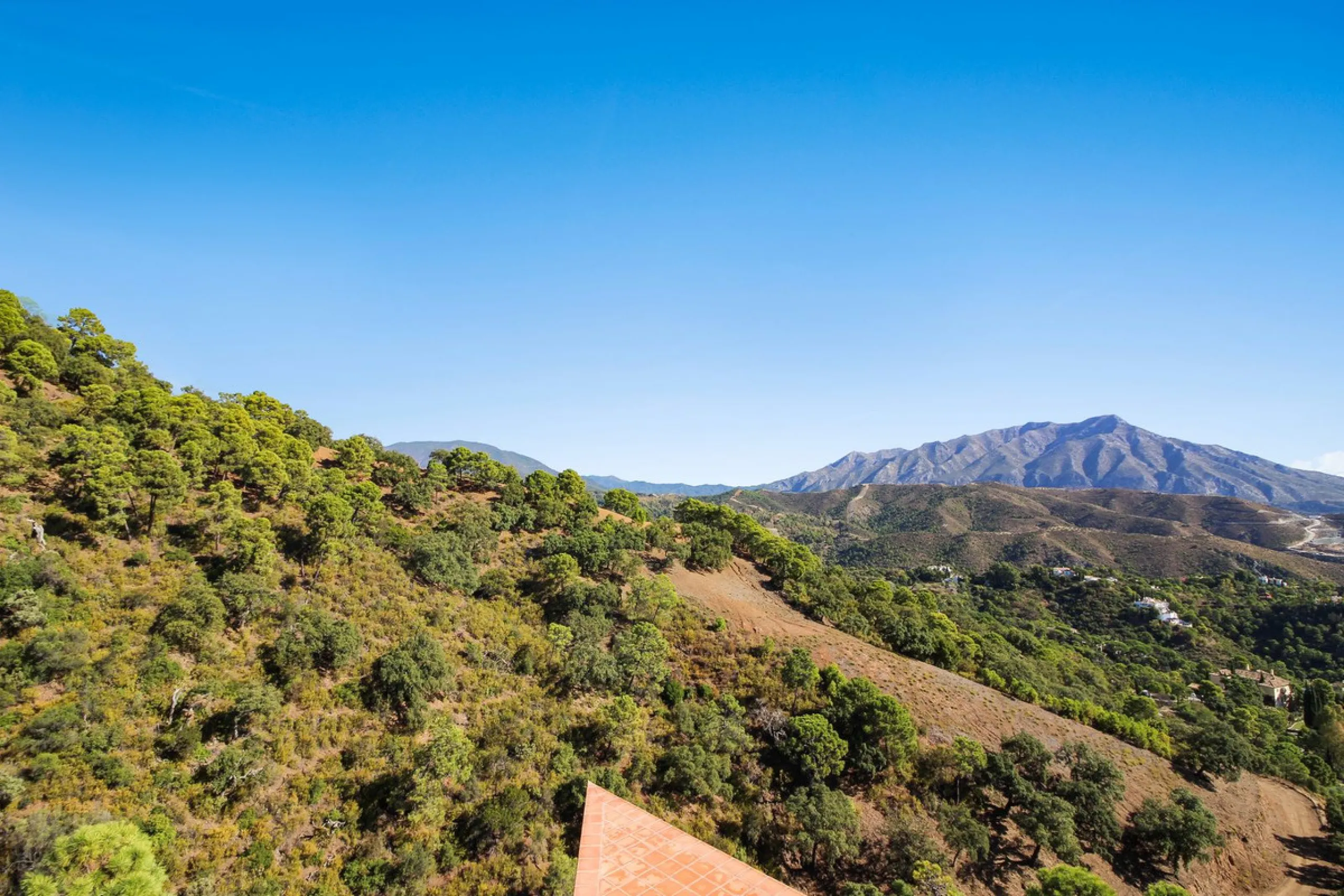 *** Charming beachside townhouse in Marina de Casares - Just a Minute Walk to the Beach! *** 4 bedrooms, 3 bathrooms and a guest toilet *** Private garden *** Fully-fitted kitchen *** Excellent condition *** Outdoor private parking *** Gated complex with 