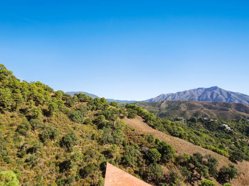 *** Charming beachside townhouse in Marina de Casares - Just a Minute Walk to the Beach! *** 4 bedrooms, 3 bathrooms and a guest toilet *** Private garden *** Fully-fitted kitchen *** Excellent condition *** Outdoor private parking *** Gated complex with 