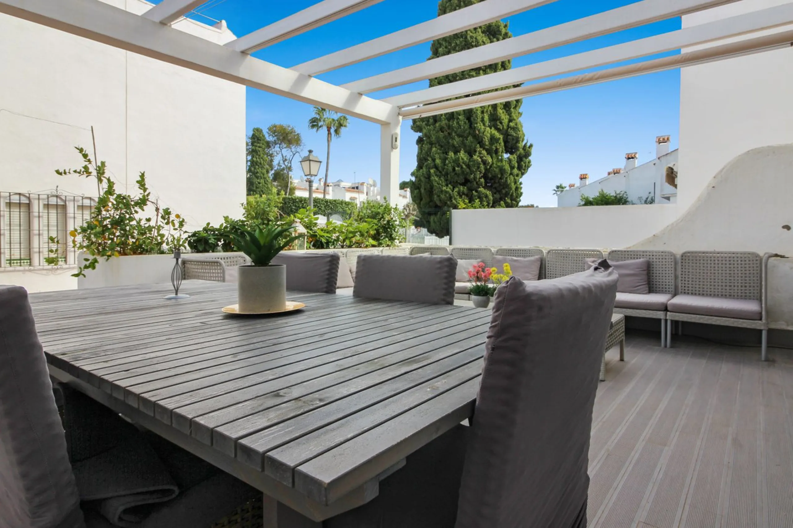 *** Charming beachside townhouse in Marina de Casares - Just a Minute Walk to the Beach! *** 4 bedrooms, 3 bathrooms and a guest toilet *** Private garden *** Fully-fitted kitchen *** Excellent condition *** Outdoor private parking *** Gated complex with 