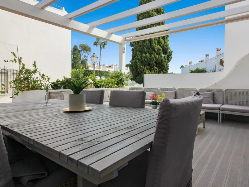 *** Charming beachside townhouse in Marina de Casares - Just a Minute Walk to the Beach! *** 4 bedrooms, 3 bathrooms and a guest toilet *** Private garden *** Fully-fitted kitchen *** Excellent condition *** Outdoor private parking *** Gated complex with 