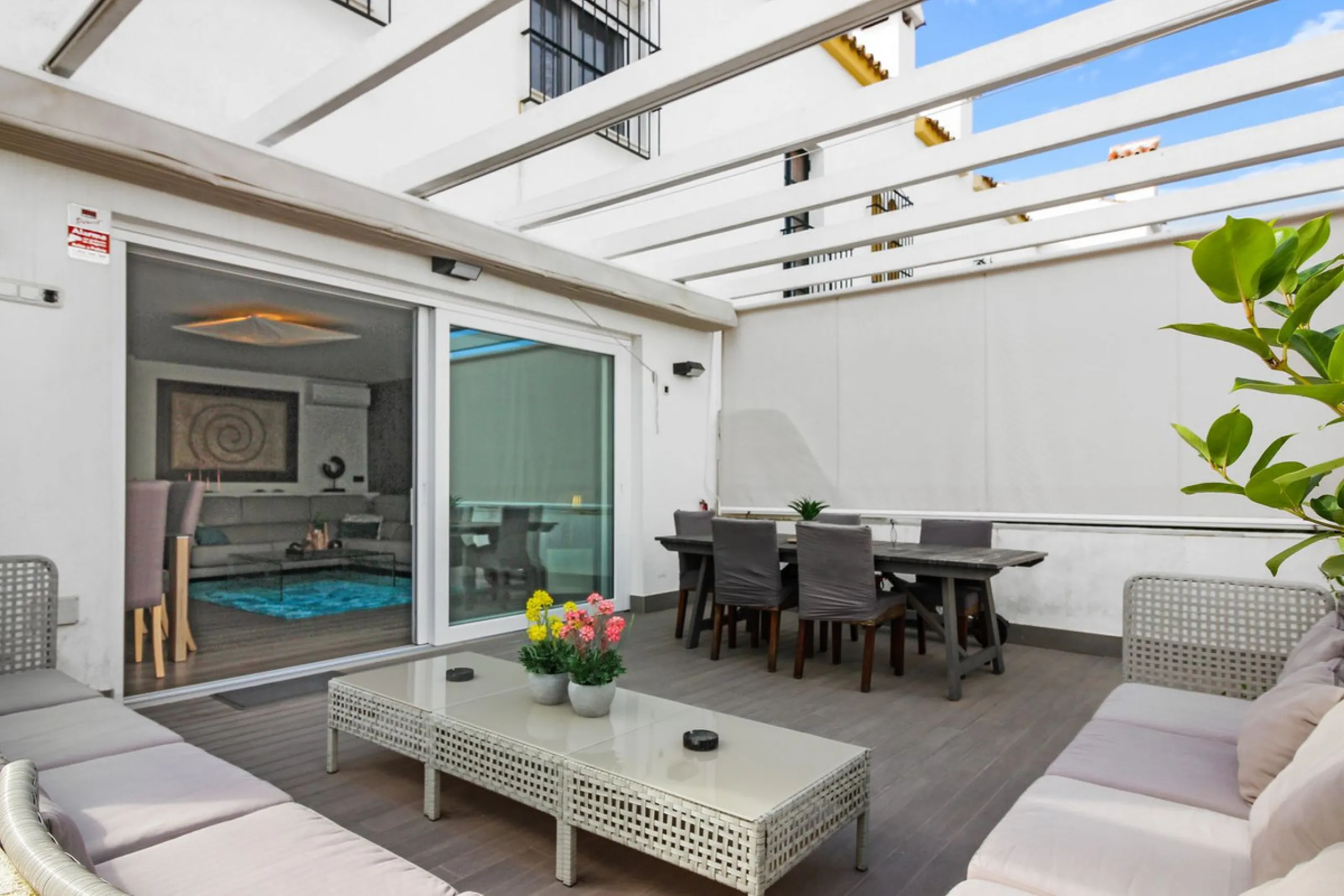 *** Charming beachside townhouse in Marina de Casares - Just a Minute Walk to the Beach! *** 4 bedrooms, 3 bathrooms and a guest toilet *** Private garden *** Fully-fitted kitchen *** Excellent condition *** Outdoor private parking *** Gated complex with 